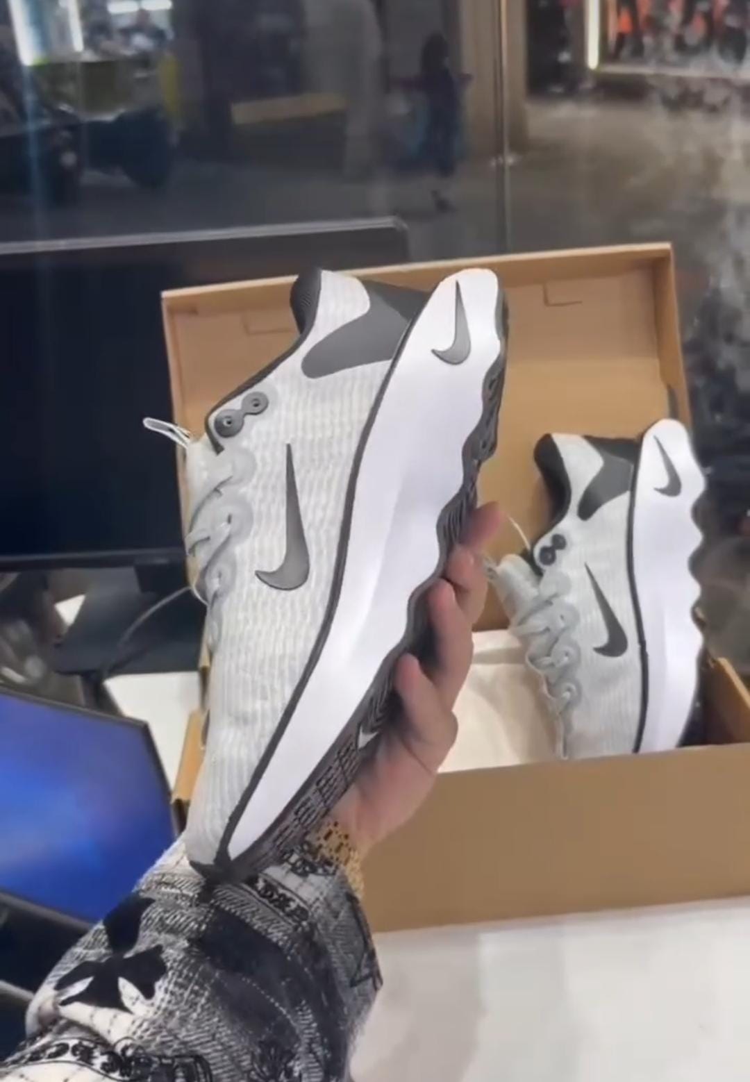 NIKE ZOOM MOTIVA