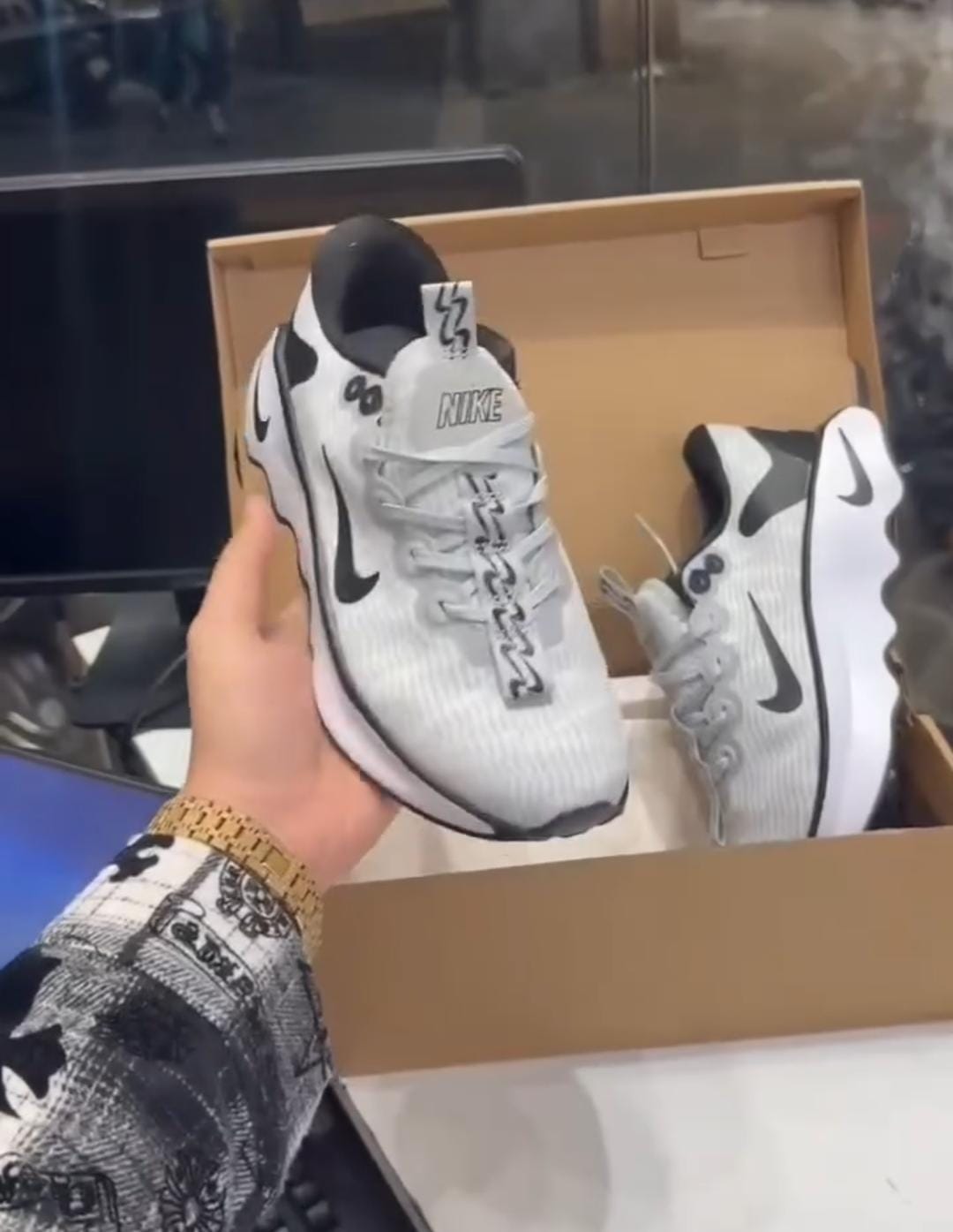 NIKE ZOOM MOTIVA